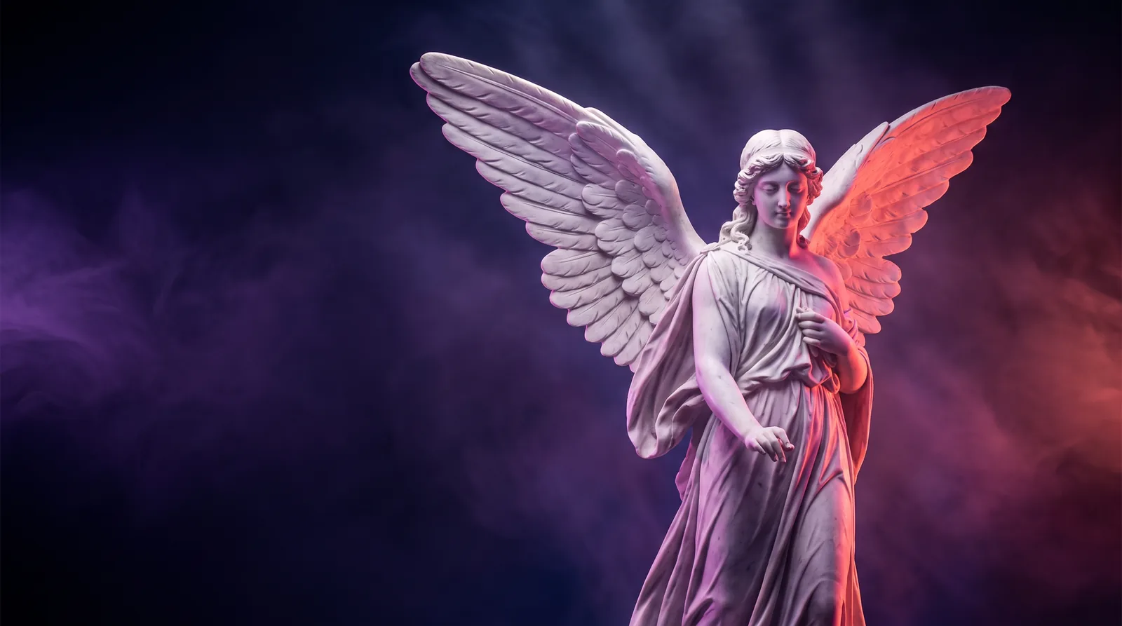 Statua di marmo in un colonnato romano